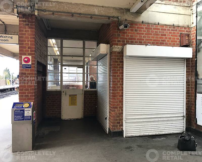 Retail Kiosk To Let, Rayners Lane Underground Station, Harrow - Picture 2018-03-07-09-53-53