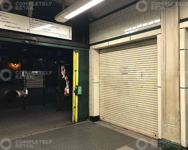 Kiosk in Ticket Hall, Chalk Farm Underground Station, London - Picture 2018-11-23-14-28-14