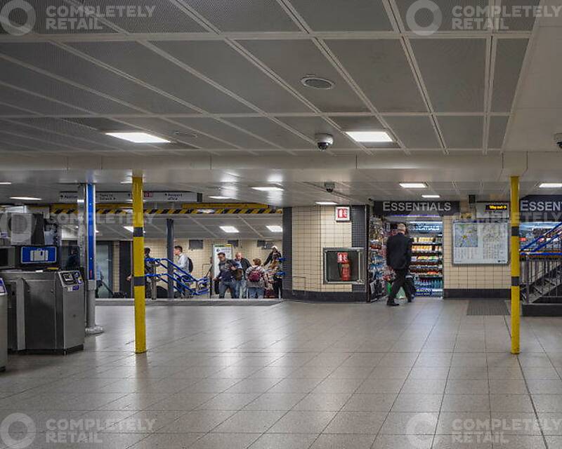 District and Circle Line Ticket Hall Unit, Victoria Underground Station, London - Picture 2019-08-21-12-54-53