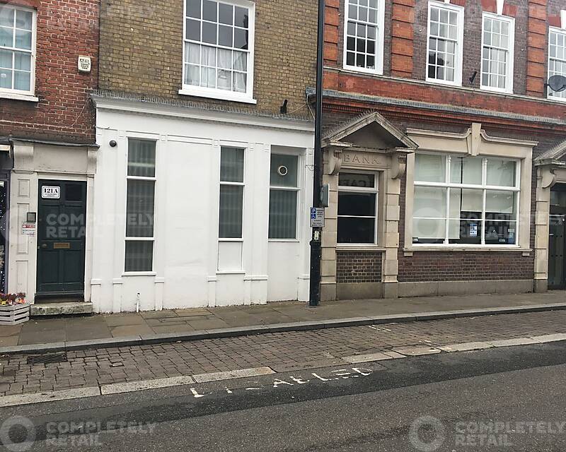 Shop to rent 123125 Guildford Street, Chertsey, KT16 9AL