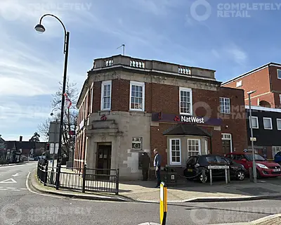 102 High Road Loughton, IG10 4AS
