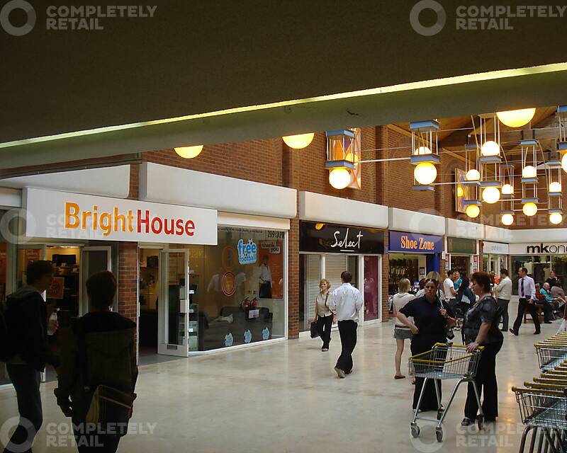 Unit 26/27, The Square, Isaac Newton Shopping Centre - Picture 1