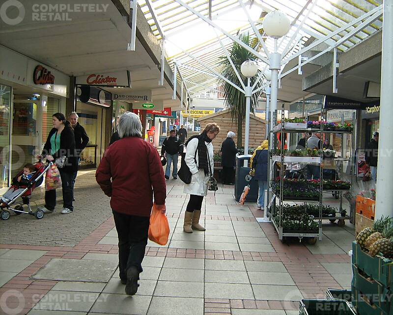 Unit 19, Kings Chase Shopping Centre - Picture 2