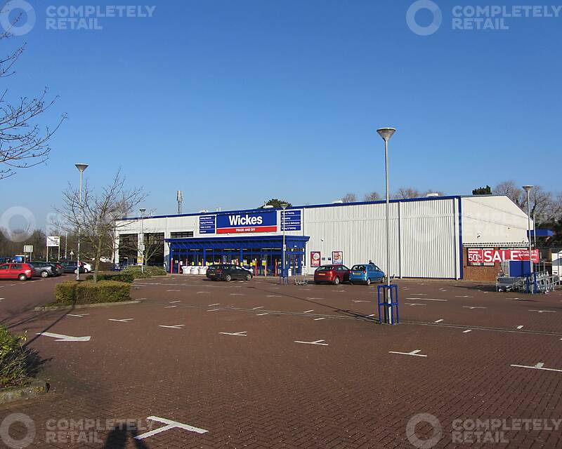 Crown Way Retail Park - Picture 3