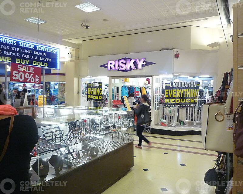 Unit 15, Vicarage Field Shopping Centre - Picture 1