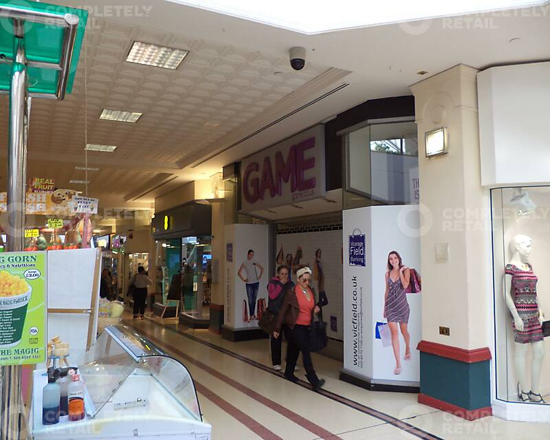 Unit 17, Vicarage Field Shopping Centre - Picture 1