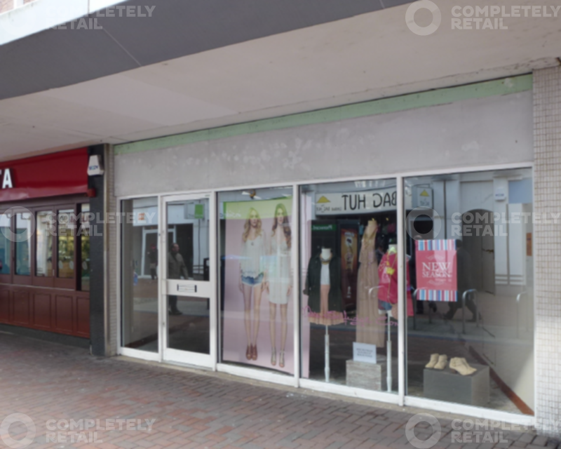 17 Kingland Crescent, Dolphin Shopping Centre - Picture 1