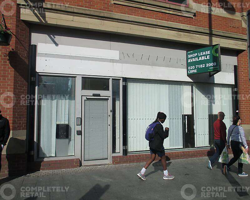 Unit 22, Vicarage Fields Shopping Centre - Picture 1