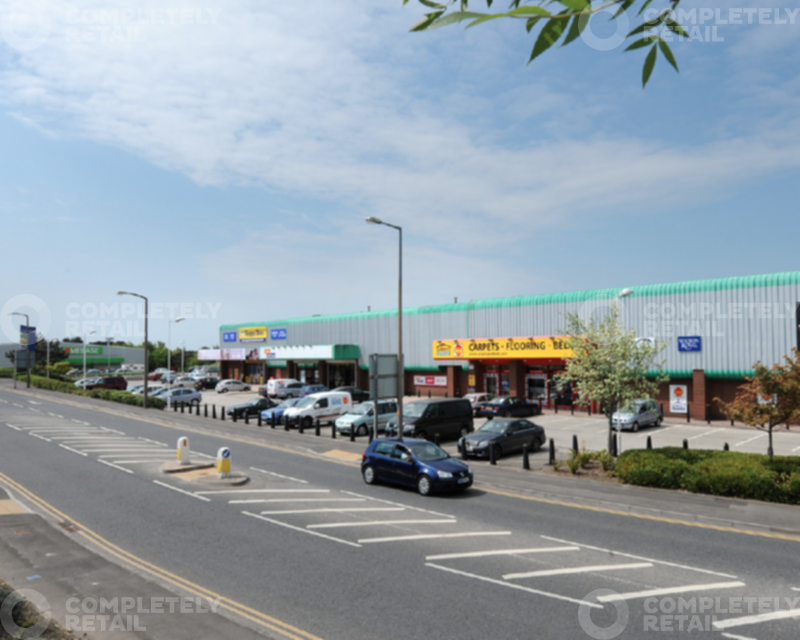 Mannings Heath Retail Park - Picture 2